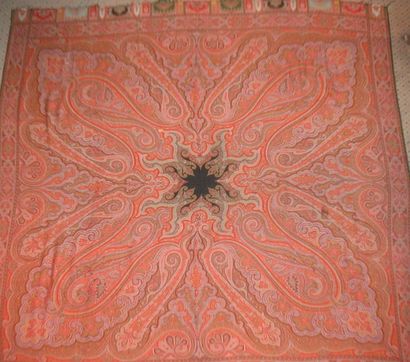 null Châle carré, France, vers 1880, fond rouge, décor cachemire à cinq couleurs...