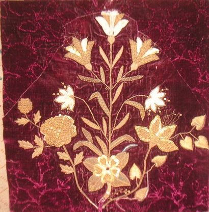 null Panneau, XIXème siècle, velours cramoisi, décor brodé en fil d'or (filé riant,...