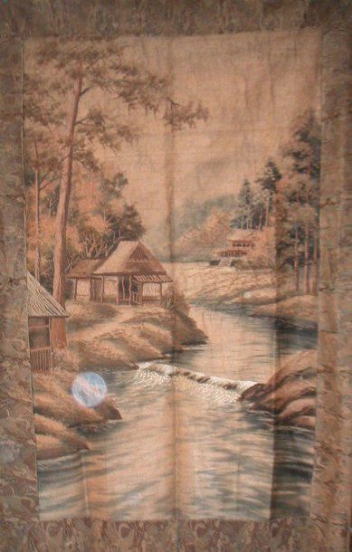 null Tenture, Japon, circa 1900, tableau brodé représentant un paysage à la rivière,...