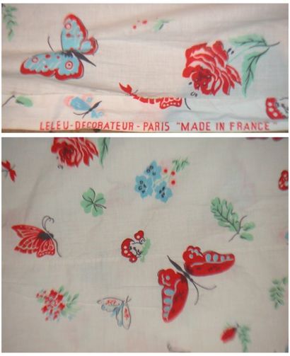 null Deux rideaux en coton imprimé, LELEU DÉCORATEUR, 1950-1960, fond blanc, décor...