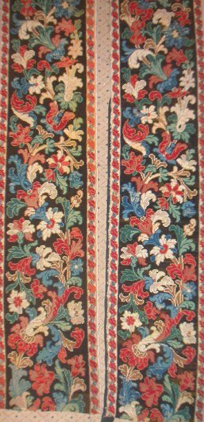null Paire de bandeaux en tapisserie au point, XVIIème siècle, fond noir, décor de...