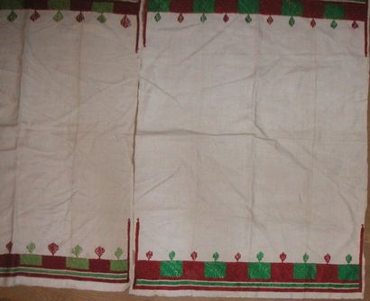 null Deux serviettes, Maroc, début XXème siècle, lin brodé en soie floche au point...