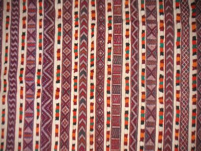 null Kilim, Maroc, toile de laine blanche, rayée de bandes kilim rouge à décor géométrique....
