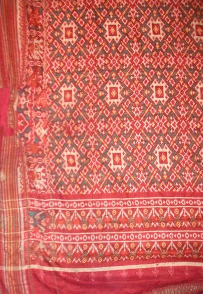 null Tenture en taffetas ikat, Ouzbékistan, XIXème siècle, fond vert, décor rouge,...