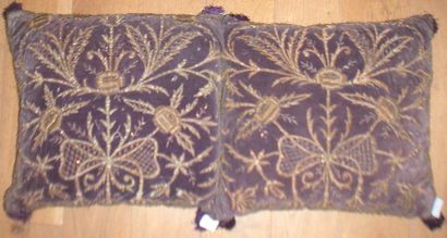 null Deux coussins dans un velours violet, Turquie, XIXème siècle brodé or sur relief...