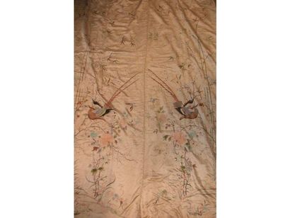 null Paire de rideaux dans une tenture, Chine, circa 1900, satin ivoire brodé polychrome...