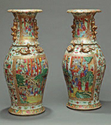null Paire de grands vases de forme balustre en porcelaine de Canton à décor de scènes...