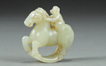 null Pendentif en jade néphrite céladon représentant un singe chevauchant un cheval...