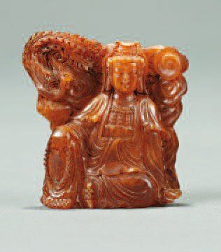 null Sujet en ambre représentant la déesse Guanyin assise en lalitasana sous des...