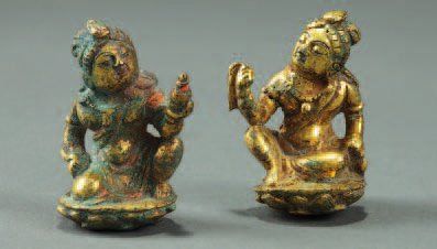 null Deux petits sujets bouddhiques en bronze dorés représentant des assistants du...