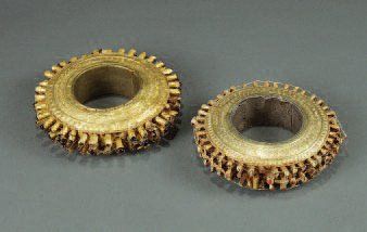 null Deux bracelets en or sur âme de bois, le pourtour agrémenté de cupules. Indonésie,...