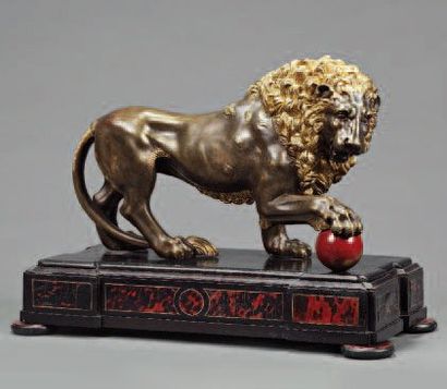 null Lion en bronze argenté et doré sur une bas en bois noirci et écaille rouge....