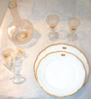 null Service de verres en cristal gravé et doré d'un tortil de baron comprenant 19...