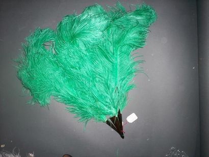 null Éventail en plumes d'autruches crossées teintées vert. Monture en matière synthétique...