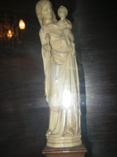 null "Vierge à l'Enfant", sculpture en résine, reproduction moderne d'après une sculpture...