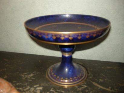 null COUPE sur piédouche, en porcelaine bleue et or. Sèvres 1887. H : 16 cm - Diamètre...