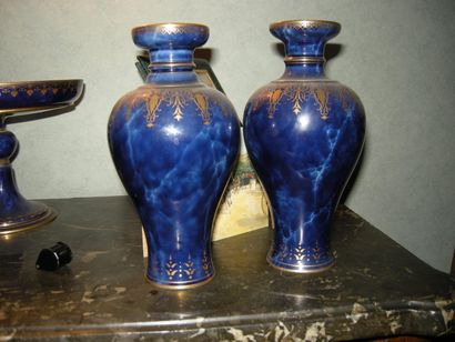 null PAIRE DE VASES balustre, porcelaine bleue et or. Sèvres, 1870. H : 20,5 cm