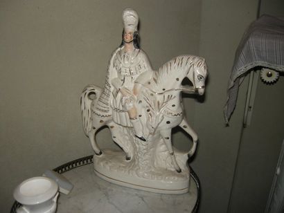 null STAFFORDSHIRE, sujet "Cavalier" en céramique blanche et or. H : 38 cm