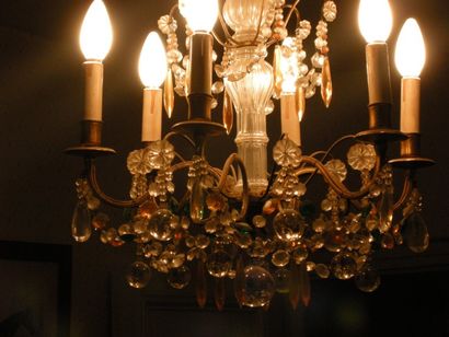 null LUSTRE à huit lumières, bronze doré et pampilles, style Louis XV