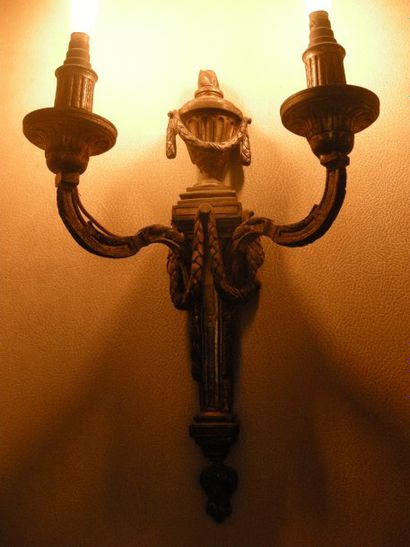 null QUATRE APPLIQUES à deux lumières, bronze doré, style Louis XVI. H : 40 cm