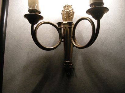 null PAIRE D'APPLIQUES en laiton à deux lumières, style Louis XVI, H : 21 cm