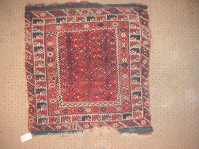 null Tapis Turkménistan, XIXème siècle, fond rouge, décor de trois rangées de motifs...