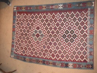 null Kilim, Anatolie, fond blanc, décor d'un semis de médaillons rouges, bordure...