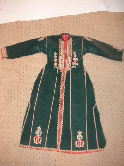 null Robe, Palestine, début XXème siècle, velours vert bouteille molletonné, brodé...