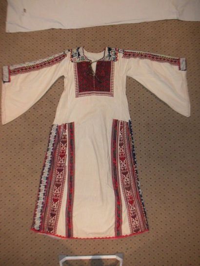 null Robe, Palestine, début XXème siècle, lin crème brodé en camaïeu rouge d'un plastron...