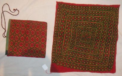 null Deux carrés de broderie, Maroc, Tafilalet, toile rouge brodée en vert de motifs...