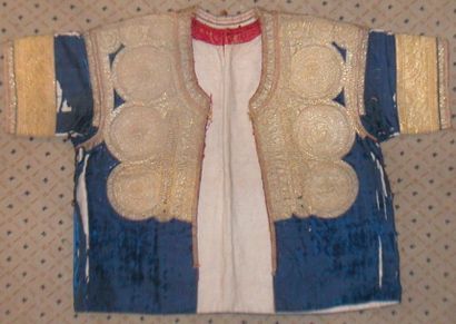 null Veste de femme juive, Maroc, XIXème siècle, velours bleu, plastron et manches...