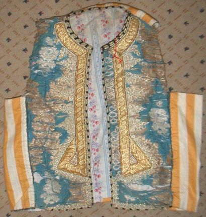 null Gilet, Maroc, XIXème siècle, satin bleu broché or de fleurs, plastron or (importantes...