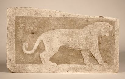 Andre MARGAT (Att.) " Tigre rugissant " Bas relief en pierre reconstituee. Provenance...