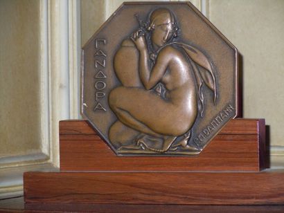 null MEDAILLE octogonale en bronze à décor de femme accroupie T.Daman " Centenaire...