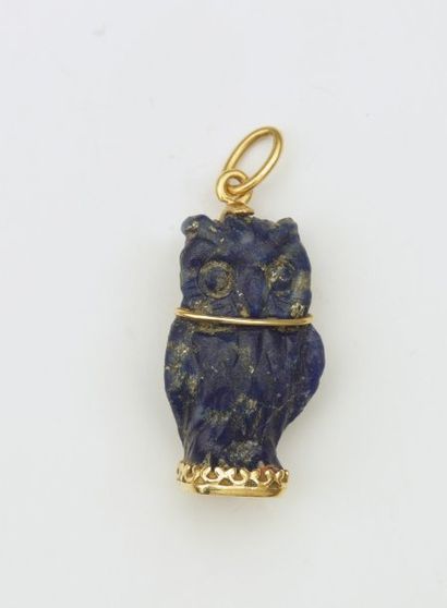 null PENDENTIF « chouette » en or jaune et lapis lazuli sculpté. Haut. : 2,9 cm....
