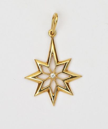 null PENDENTIF « étoile » en or jaune ajouré serti d'un diamant taille brillant....