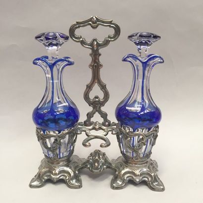 null HUILIER en argent mouvementé contenant deux burettes en verre de bohême bleu....