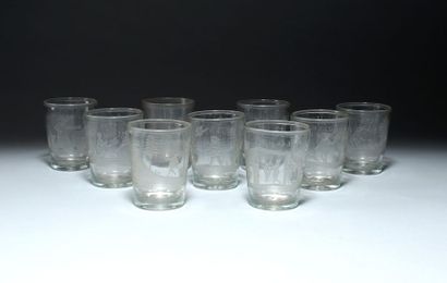 null Partie de service de verres gravés. 9 verres representant les mois de l'année....