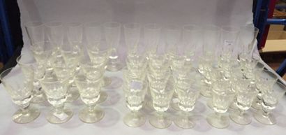 null SAINT LOUIS. Service de verres en cristal composé de 12 flutes à champagne,...