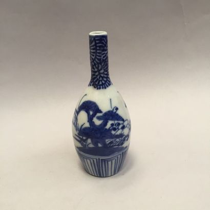 [CHINE] Petite bouteille en porcelaine émaillée...
