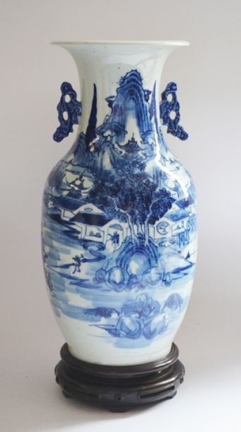 null [CHINE] Vase Blanc bleu en porcelaine à décor de paysage de montagne et ville...