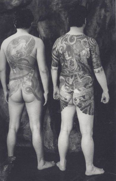 null Irina IONESCO (1935) "Yakusas de dos" Tirage argentique noir et blanc sur cartoline....
