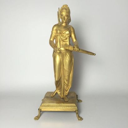 null Femme à l'Antique en bronze doré sortant une flèche de son carquois, le corps...
