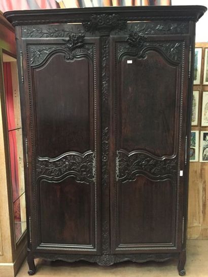 null ARMOIRE de mariage en bois naturel à décor floral. XIXe. H: 230 cm; L: 150 cm;...