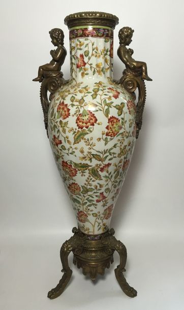 Grand vase en craquelée à décor de feuillages...