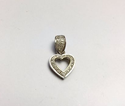 null Pendentif cœur en or gris 585°/00 serti de petits diamants. Poids : 2.40 gr.Ref. :...