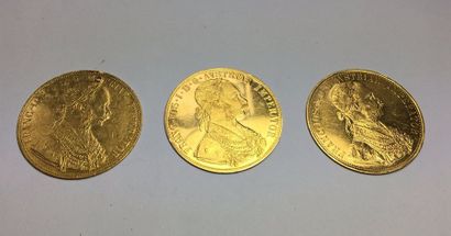 null Trois pièces de 4 ducats autrichiens en or dont une percée. Poids : 41.70 gr....
