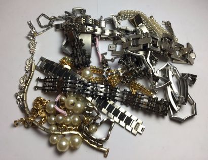 null Lot de bijoux fantaisie Ref. : 134097

Lot fantaisie de 26 bracelets et un collier...