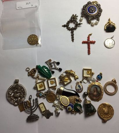 null Lot de bijoux anciens montures en or ou argent: montre Genève ornée d'émail...