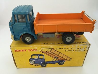 null DINKY TOYS Camion "GAK" BERLIET à benne basculante n°585, camion bleu et benne...